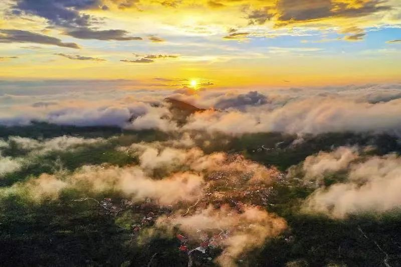 图为云雾缭绕的军营村，群山尽翠，红瓦掩映。厦门市委宣传部供图